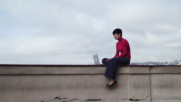 주간 백인 드레스 여자 유럽 바다 여행 비즈니스 휴가 짧은머리 대화 한명 미소 야외 건물 30대 파란색 노트북 컴퓨터 항구 회색 프랑스 타이핑 도시 업무 작업 우아함 지중해 작가 만족 와이파이 장면 타운 프랑스어 랜드마크 유럽연합 프로방스 4K MOV 해외동영상 클립영상 자연요소 서양인 직업 문자 1 헤어스타일 건축물 옷 감정 나라 컬러 컨셉 교통시설 표정 말하기 사람 장년 전자제품 무선인터넷 동영상 파일형식