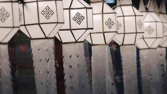 전통 아시아 종교 문화 여행 불교 건축양식 태국 바람 조명 매달리기 이벤트 사람없음 장식 빛 컬러풀 축제 등불 램프 사찰 그룹 야간 랜드마크 사리탑 옛날 4K MOV 해외동영상 클립영상 자연요소 건축 나라 컬러 종교건축 모션 날씨 탑 동영상 파일형식