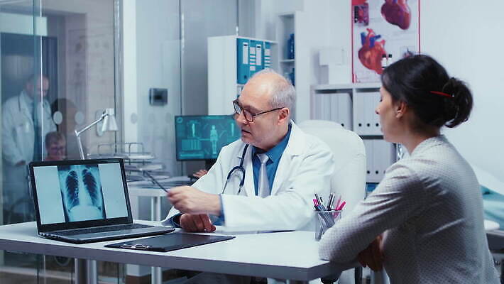 직업 유니폼 인터넷 통신 청진기 노동자 엑스레이 건강 병원 대화 성인 노트북 사무실 약 건강관리 시험 환자 의사 업무 허파 질병 분석 상담 약속 돌봄 지원 해로움 4K MOV 해외동영상 클립영상 옷 교육 컨셉 비즈니스 의학 의료기기 모션 관리 말하기 사람 전자제품 의료진 작업 호흡기관 동영상 파일형식