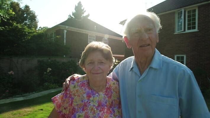 백인 라이프스타일 커플 여자 할아버지 노년 남자 행복 할머니 결혼 2 관계 포옹 남편 함께함 건강 사랑 사람 성인 야외 두명 여름 노후 빛 햇빛 낭만 아내 결합 은퇴 긍정 예약 카피스페이스 유대감 4K MP4 해외동영상 클립영상 서양인 계절 감정 컨셉 안기 이벤트 생활 태양 공백 동영상 파일형식