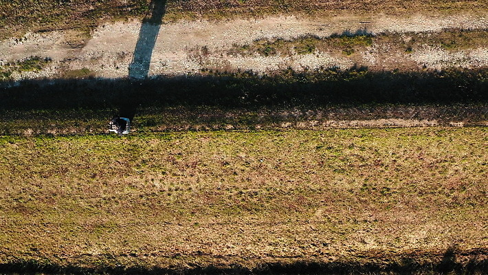 휴식 그림자 한명 사람없음 야외 이탈리아 시골 승차 장애 항공촬영 독립 토스카나 4K 트래킹숏 MOV 해외동영상 클립영상 1 유럽 뷰포인트 컨셉 모션 촬영기법 사람 동영상 파일형식