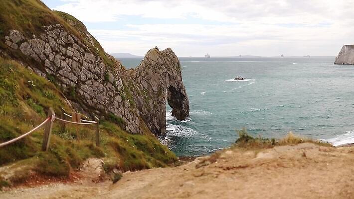 모자 유럽 선 바다 섬 여행 백그라운드 자연 하늘 휴가 영국 잉글랜드 파노라마 사람 풍경 사람없음 야외 초록색 물 도시풍경 항구 역사 언덕 장면 지역 포트 동영상 랜드마크 수평선 MOV 해외동영상 클립영상 자연요소 잡화 나라 컬러 교통시설 촬영기법 도시 생태계 파일형식