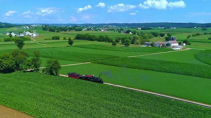 산업 교통시설 안테나 사람없음 세로 빛 금속 검은색 힘 기계 기찻길 운전 기차 골동품 화물 시골 운전사 연기 수증기 철 묘사 박물관 상업 무거움 엔진 드론 서쪽 선로 철강 4K MOV 해외동영상 클립영상 직업 육상교통 컬러 교통 통신 모션 재질 대중교통 운송업 무게 방향 시설 동영상 파일형식