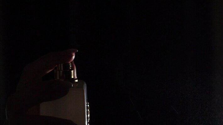 손 백그라운드 신체 유리 사람없음 물 위생용품 뷰티 유행 검은색 화장품 물방울 신선 화려 액체 고급 우아함 떨어짐 컨테이너 향수 향기 냄새 아로마 분무기 향 아로마테라피 고립 돌봄 압력 에센스 위생관리 쾰른 MOV 해외동영상 클립영상 자연요소 산업 컬러 생활용품 컨셉 모션 재질 독일 관리 신체부위 테라피 동영상 파일형식