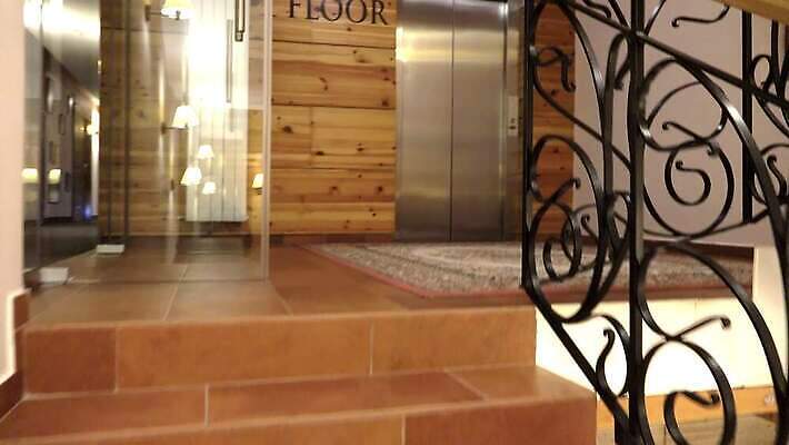 백그라운드 건축양식 호텔 추상 바닥 주택 실내 나선형 사람없음 내부 건물 목재 빛 인테리어 걷기 계단 산책 카펫 램프 고급 우아함 단계 1인칭시점 비어있는 4K MP4 해외동영상 클립영상 나무 건축물 디자인 시선 건축 컨셉 무늬 재료 모션 숙소 휴식 조명 동영상 파일형식