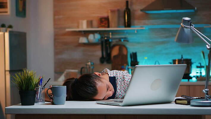 직업 라이프스타일 얼굴 커피 인터넷 비즈니스 사업가 탁자 노동자 아파트 주택 직장 피곤 사람 앉기 노트북 학습 컴퓨터 사무실 주방 공책 웹 마시기 관찰 잠 업무 작업 비즈니스우먼 야간 종업원 집중 책상 히스패닉 온라인 심각 프리랜서 4K MOV 해외동영상 클립영상 자연요소 여자 교육 음료 가구 컨셉 회사 모션 문구용품 건물 생활 신체부위 전자제품 직장인 동영상 파일형식