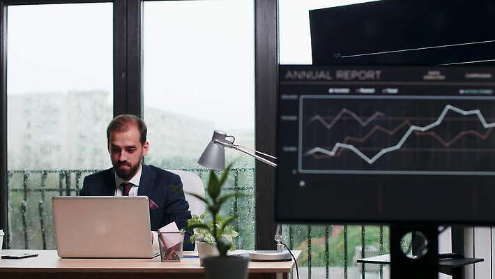 디자인 응시 남자 컨셉 비즈니스 새로움 고글 수염 아이디어 기술 사람 사람없음 컴퓨터 사무실 3D 디지털 헤드폰 장비 게임 흰색 잡기 작업 비즈니스맨 사이버 검색 흥분 동영상 혁명 오리엔테이션 웨어러블 가상 가상현실 현실 4K MOV 해외동영상 클립영상 시선 감정 컬러 음향기기 모션 놀이 전자제품 직장인 디지털합성 파일형식