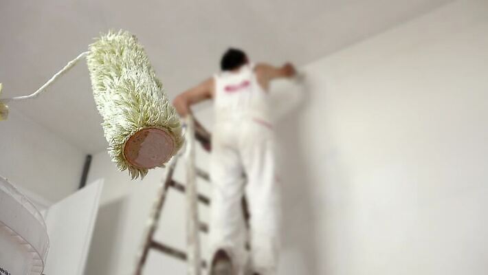 직업 손 산업 포스터 벽 컬러 백그라운드 컨셉 사다리 노동자 새로움 아파트 주택 실내 한명 사람 내부 건물 장식 인테리어 우주 페인트 공백 방 흰색 공구 업무 작업 그리기 재산 수리 그림 롤러 화가 부활 편리함 복원 블러 업그레이드 재주꾼 4K MP4 해외동영상 클립영상 1 건축물 디자인 모션 신체부위 금융 도구 동영상 파일형식