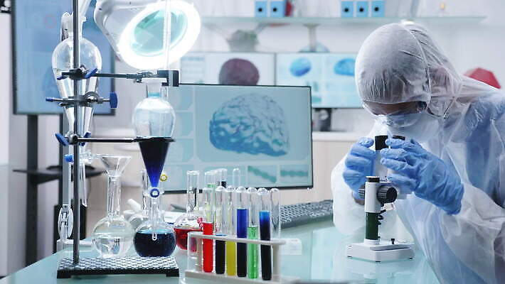 직업 남자 산업 컬러 과학 건강 현미경 실험 작업복 가면 사람없음 스터디 컴퓨터 약 3D 스크린 장비 의사 코트 램프 작업 액체 기술자 실험실 결과 질병 DNA 연구원 과학자 뇌 생물학 비커 튜브 발견 조제 돌봄 화학자 4K MOV 해외동영상 클립영상 옷 교육 컨셉 의학 모션 조명 실험기구 사람 전자제품 학습 외투 의료진 생명공학 디지털합성 만들기 동영상 학자 파일형식