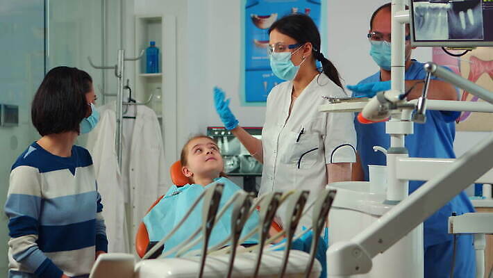 직업 어린이 엄마 조명 엑스레이 건강 치과 병원 대화 설명 사무실 약 장비 시험 환자 간호사 의사 도구 램프 치아 준비 치과의사 예방 약속 방문 틀니 치아교정 치통 4K 구강학 MOV 해외동영상 클립영상 교육 비즈니스 의학 가족 모션 말하기 사람 의료진 소화기관 질병 교정 동영상 파일형식