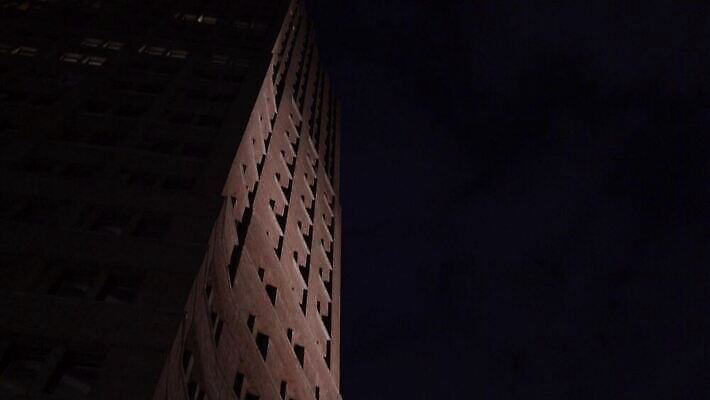 유럽 도로 여행 회사 비즈니스 건축양식 창문 자동차 하늘 전등 거리 독일 사람없음 건물 파란색 도시풍경 사무실 여행객 탑 고층빌딩 어둠 도시 정상 야간 큼 바쁨 타운 베를린 동영상 랜드마크 4K MOV 해외동영상 클립영상 자연요소 건축물 건축 나라 길 육상교통 컬러 교통시설 조명 사람 풍경 빌딩 크기 파일형식