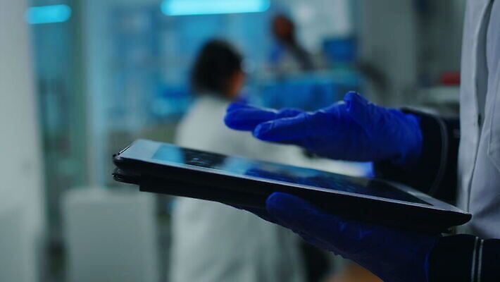 직업 과학 건강 병원 현미경 실험 사무실 알약 약 장비 의사 가리킴 실험복 업무 기술자 엔지니어 실험실 바이러스 닫기 어플리케이션 생명공학 연구원 과학자 분석 동료 생물학 하이테크 미생물 개발 백신 화학물질 화학자 4K MOV 해외동영상 클립영상 교육 컨셉 비즈니스 의학 관계 모션 생물 기술 실험기구 손짓 의료진 가운 작업 화학 동영상 학자 파일형식