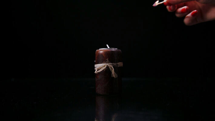 백그라운드 촛불 불꽃 조명 실내 경기 사람없음 검은색 어둠 고립 4K MOV 해외동영상 클립영상 스포츠 컬러 초 불 내부 동영상 파일형식