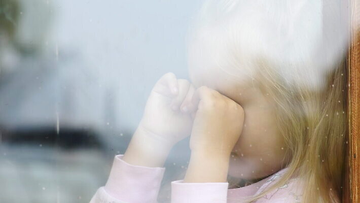 라이프스타일 감정 얼굴 어린이 백그라운드 창문 스트레스 주택 피곤 한명 사람 앉기 파란색 방 슬픔 성장 표현 커튼 상처 울음 배고픔 드라마 문제 노숙자 소셜 우울감 우울증 혼자 스타일 4K MOV 해외동영상 클립영상 1 컬러 컨셉 모션 표정 건물 생활 신체부위 질병 동영상 파일형식