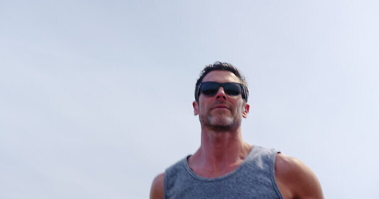 스포츠 바다 로우앵글 영국 건강 한명 야외 선글라스 달리기 조깅 운동 서식스 4K MOV 해외동영상 슬로모션 클립영상 1 유럽 안경 뷰포인트 모션 촬영기법 사람 동영상 파일형식