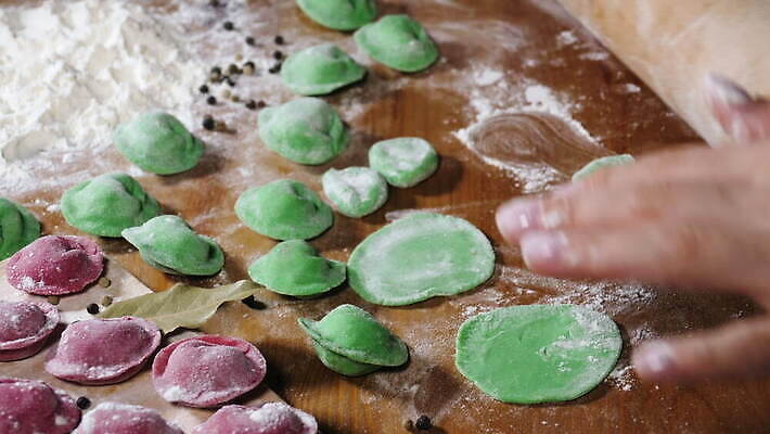 전통 접시 손 음식 컬러 백그라운드 재료 가족 탁자 주택 육류 돼지고기 요리 사람없음 목재 초록색 주방 요리사 저녁식사 준비 유기농 날것 반죽 만들기 밀가루 레시피 후추 성분 점심식사 라비올리 러시아인 방법 스터핑 우크라이나 전국 페스츄리 핸드메이드 맛있는 토르텔리니 4K MOV 해외동영상 클립영상 서양인 나무 직업 식기 웰빙 유럽 빵 가구 식재료 관계 모션 파스타 건물 신체부위 식사 가루 향신료 동영상 파일형식