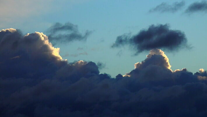 로우앵글 자연 하늘 바람 날씨 독일 사람없음 야외 파란색 평화 솜털 4K 락다운 MOV 해외동영상 클립영상 자연요소 유럽 뷰포인트 컬러 컨셉 생태계 동영상 파일형식