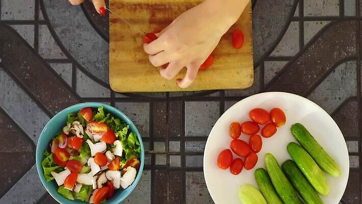 손 다이어트 토마토 채소 재료 오이 도마 건강 요리 사람없음 빨간색 초록색 주방 식사 샐러드 신선 칼 혼합 상추 자르기 유기농 날것 채식주의자 비건 4K MOV 해외동영상 클립영상 웰빙 음식 컬러 모션 주방용품 신체부위 채식 동영상 파일형식