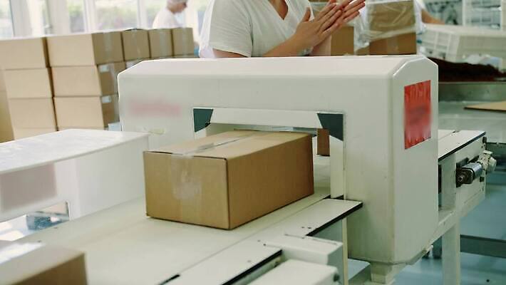 직업 산업 공장 노동자 사탕 사람없음 상자 과자 기계 장비 벨트 제조 패키지 판지 봉인 자동화 컨베어밸트 4K MOV 해외동영상 클립영상 잡화 공업 디저트 동영상 파일형식