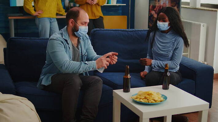 손 행복 거실 휴식 주택 건강 대화 가면 마스크 안전 사람없음 친구 글로벌 파티 우정 펼침 기쁨 축하 그룹 바이러스 보호 위생 세제 예방 번짐 다인종 섞기 소셜 코로나바이러스 신청 사교적 뉴노멀 4K MOV 해외동영상 클립영상 감정 컨셉 관계 모션 말하기 인종 이벤트 건물 신체부위 경제 동영상 파일형식 효과