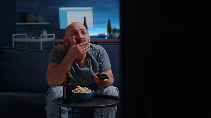 백인 1 응시 남자 감정 스포츠 응원 수염 주택 맥주 실내 앉기 경기 소파 축구 텔레비전 방 마시기 분노 게임 표현 관찰 부채 먹기 영화 흥분 팝콘 패배 골 비명 혼자 표현성 4K MOV 해외동영상 클립영상 서양인 시선 의자 모션 놀이 문화예술 주류 사람 내부 건물 전자제품 구기 동영상 파일형식