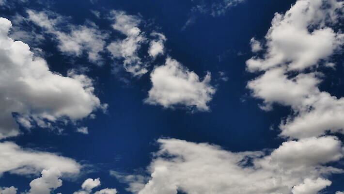 구름 컬러 백그라운드 자연 하늘 날씨 풍경 사람없음 야외 가로 여름 파란색 빛 햇빛 태양 우주 환경 흰색 전원 분위기 장면 천국 솜털 스카이라인 내추럴 오존 적란운 천창 유일 4K 타임랩스 MOV 해외동영상 클립영상 자연요소 계절 컨셉 촬영기법 전기에너지 생태계 동영상 파일형식 구름_자연