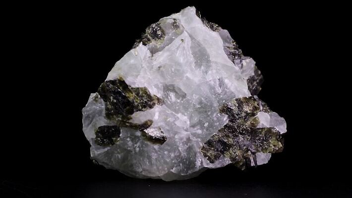 과학 백그라운드 자연 탁자 표면 실내 사람없음 초록색 빛 바위 거친 닫기 크리스탈 보석 천 순수 묘사 오브젝트 질감 회전 날것 내추럴 고립 되감기 지질학 칼슘 디테일 MOV 해외동영상 클립영상 교육 컬러 가구 컨셉 모션 내부 돌_바위 직물 광석 생태계 동영상 파일형식