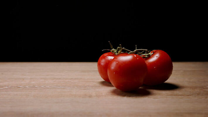음식 백그라운드 토마토 채소 모션 탁자 실내 건강 사람없음 검은색 미끄럼틀 다발 고립 4K MOV 해외동영상 클립영상 컬러 가구 내부 놀이기구 동영상 파일형식