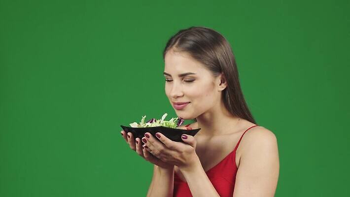 스튜디오촬영 라이프스타일 웰빙 감정 신체 다이어트 채소 실내 건강 요리 한명 웃음 성인 귀여움 식사 샐러드 신선 맛 몸무게 먹기 배고픔 메뉴 유기농 레시피 성분 녹색배경 채식주의자 비건 크로마키 맛있는 4K MOV 해외동영상 클립영상 1 음식 백그라운드 컨셉 모션 표정 사람 내부 생활 초록색 채식 동영상 파일형식