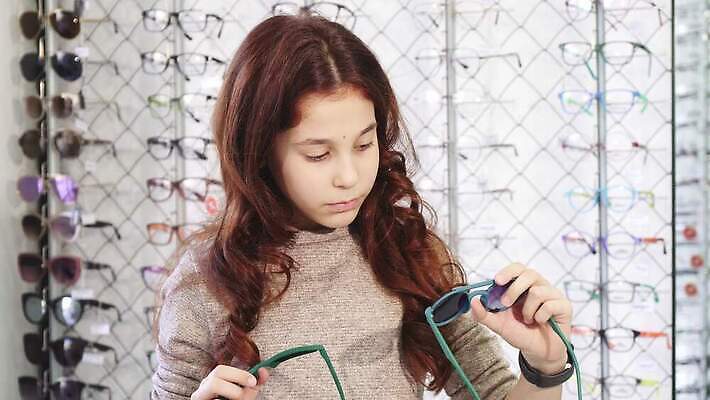 라이프스타일 디자인 안경 어린이 가족 종류 한명 선글라스 유행 판매 세일 상점 화려 선택 보호 구매 가격 쇼핑몰 고객 시력 소매 돌봄 자외선 혼란 스타일 검안사 제의 4K MOV 해외동영상 클립영상 직업 1 잡화 컨셉 관계 모션 사람 생활 쇼핑 동영상 파일형식 안경사