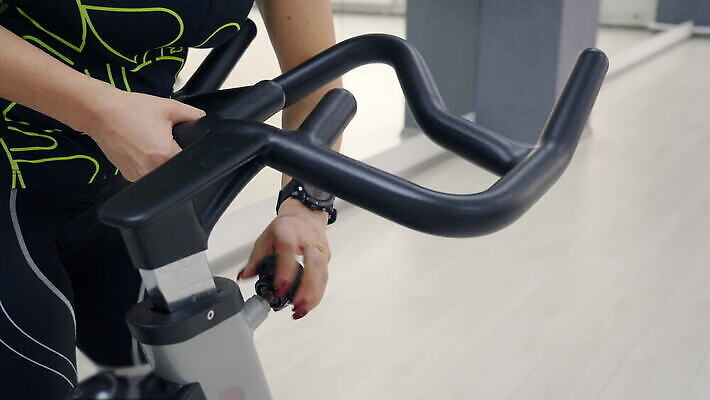 라이프스타일 웰빙 스포츠 컨셉 신체 교실 모션 실내 건강 관리 한명 성인 운동복 운동 자전거 헬스사이클 힘 기계 활발 장비 닫기 연습 클럽 순환 노력 사이클링 조절 고집 자극 MOV 해외동영상 클립영상 1 옷 교육 학교 사람 내부 생활 바이크 운동기구 육상스포츠 동영상 파일형식