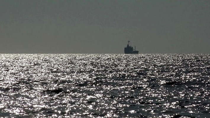 실루엣 산업 바다 비즈니스 교통시설 하늘 항해 사람없음 빨간색 물 빛 금속 일몰 에너지 화물 어선 보트 큼 컨테이너 무역 함선 포트 닻 유조선 수평선 4K HD MP4 해외동영상 클립영상 자연요소 컬러 교통 배_교통 재질 촬영기법 노을 운송업 크기 시설 동영상 파일형식