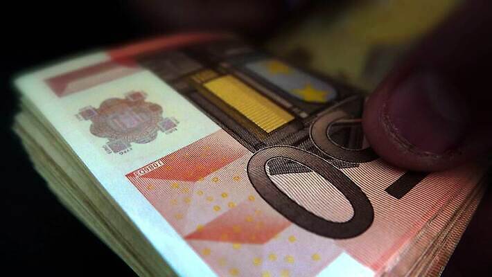 직업 손 종이 백그라운드 지폐 돈 비즈니스 성공 관리 정장 사람없음 금융 사무실 검은색 어둠 거래 저축 유로 잡기 악단 업무 비즈니스맨 계산 시장 재산 구매 주기 투자 만들기 결제 계산서 월급 빚 마피아 부정부패 세금 카운트 4K MP4 해외동영상 클립영상 옷 남자 음악 컬러 컨셉 모션 신체부위 경제 쇼핑 작업 직장인 동영상 파일형식