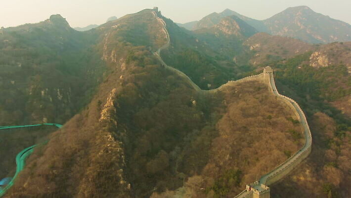아시아 문화 벽 여행 건축양식 자연 하늘 산 안테나 동양인 풍경 사람없음 야외 초록색 여름 탑 맑음 중국 일몰 봄 안개 역사 저녁 큼 베이징 갸우뚱 항공촬영 랜드마크 스모그 옛날 조감도 4K 틸트업 설정숏 MOV 해외동영상 클립영상 건축물 계절 건축 나라 뷰포인트 컬러 통신 모션 날씨 촬영기법 인종 노을 야간 크기 생태계 동영상 파일형식
