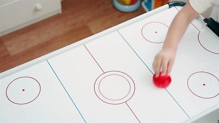 라이프스타일 손 행복 어린이 스포츠 이동 놀이 탁자 성공 엄마 주택 실내 미소 사람 소년 사람없음 청춘 장난감 경쟁 기쁨 장비 게임 아기 우승 아빠 목표 작음 집중 하키 S 걸음마 퍽 플레이어 MOV 해외동영상 클립영상 알파벳 남자 감정 가구 컨셉 가족 모션 표정 내부 건물 생활 신체부위 구기 최고 크기 동영상 하키용품 파일형식