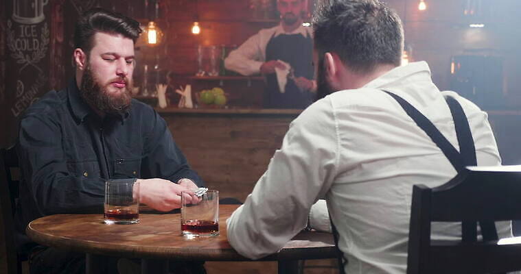 백인 라이프스타일 남자 통신 놀이 탁자 주택 함께함 실내 앉기 취미 친구 경쟁 우정 기쁨 도전 게임 잡기 바 신용카드 그룹 도박 집중 버번 옛날 위스키 4K MOV 해외동영상 클립영상 서양인 감정 가구 컨셉 관계 모션 주류 사람 내부 건물 생활 금융 동영상 파일형식