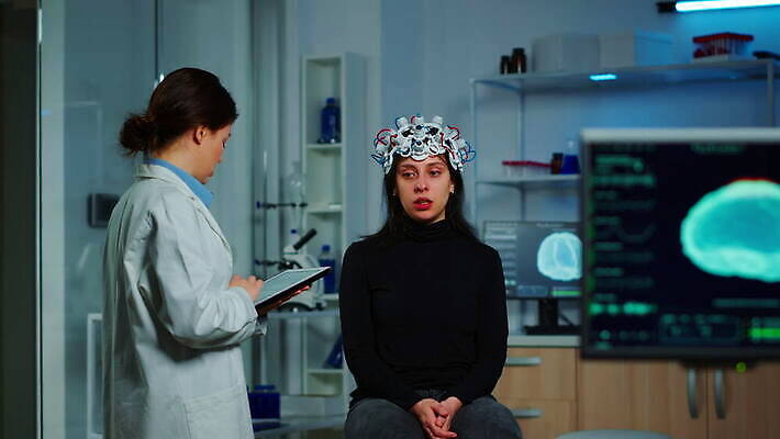 과학 건강 병원 실험 스터디 컴퓨터 알약 약 머리 디지털 스크린 헤드폰 기계 장비 환자 의사 정보 마음 네트워크 엔지니어 실험실 질병 연구원 과학자 분석 뇌 시설 하이테크 조절 개발 스캐너 4K MOV 해외동영상 클립영상 직업 음향기기 컨셉 의학 기술 신체부위 전자제품 학습 의료진 기술자 동영상 학자 파일형식