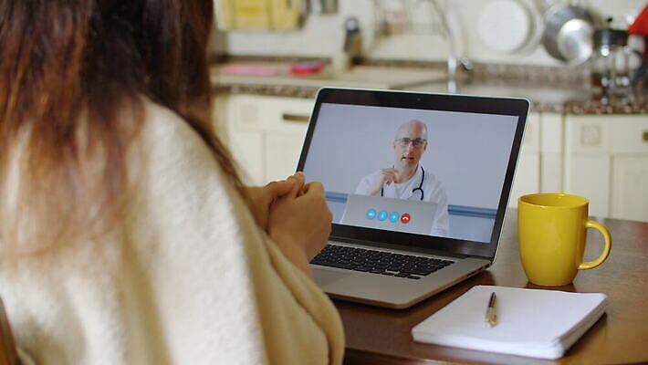 직업 얼굴 컨셉 상의 인터넷 통신 회의 주택 실내 건강 사람 두명 치료 노트북 약 공책 외침 고통 환자 의사 정보 바이러스 상담 처방 부름 멀리 온라인 동영상 고립 돌봄 셀프 전염병 치료사 가상 코로나바이러스 4K MOV 해외동영상 클립영상 옷 감정 비즈니스 의학 모션 문구용품 내부 건물 신체부위 전자제품 소리 의료진 질병 파일형식