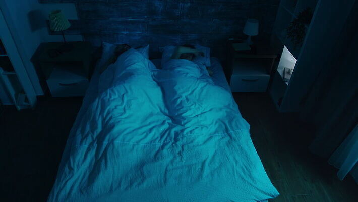 커플 여자 남자 감정 얼굴 가족 스트레스 주택 함께함 피곤 사랑 사람 내부 일상 세명 침실 꿈 방 침대 표현 잠 야간 공포 충격 문제 나쁜 악몽 혼란 4K MOV 해외동영상 클립영상 자연요소 가구 컨셉 관계 건물 라이프 신체부위 동영상 파일형식