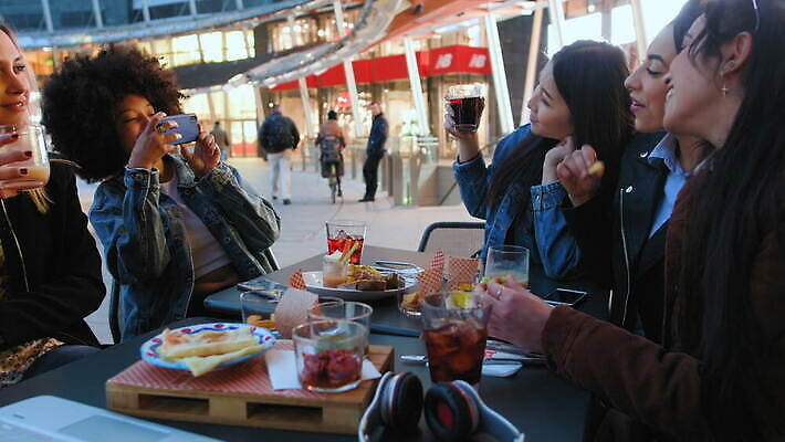 백인 라이프스타일 여자 관계 청소년 함께함 동양인 풍경 여러명 20대 야외 청춘 유행 이탈리아 우정 활발 카페 도시 다인종 성인여자만 유흥 혼혈 남유럽 사교적 4K MOV 해외동영상 클립영상 서양인 유럽 다수 컨셉 사람 인종 청년 생활 친구 상점 다문화 동영상 여자만 성인만 파일형식
