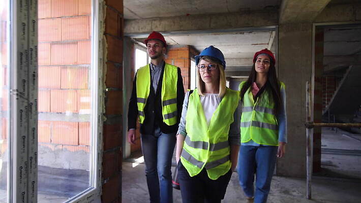 백인 직업 모자 산업 얼굴 비즈니스 공장 성공 노동자 직장 안전 사람 성인 내부 건물 세명 노란색 장비 조끼 업무 작업 자신감 그룹 엔지니어 보호 안전모 헬멧 건축가 땅 아래 시설 형광등 감독관 공학 건축업자 투자자 프로젝트 4K MOV 해외동영상 클립영상 서양인 건축물 잡화 교육 건축 감정 컬러 컨셉 회사 공업 전등 신체부위 외투 기술자 안전장비 보호장비 방향 투자 위치 동영상 파일형식