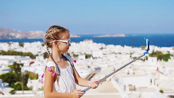 라이프스타일 여자 행복 유럽 어린이 섬 여행 건축양식 엄마 지붕 휴가 거리 함께함 한명 사람 파란색 관광지 스마트폰 컬러풀 여행객 카메라 흰색 네트워크 아빠 셀프카메라 지중해 그리스 그림 좁은 타운 그리스인 미코노스섬 셀프 혼자 MOV 해외동영상 클립영상 서양인 1 건축 감정 나라 바다 컬러 컨셉 가족 생활 전자제품 핸드폰 스마트기기 사진촬영 도시 동영상 파일형식