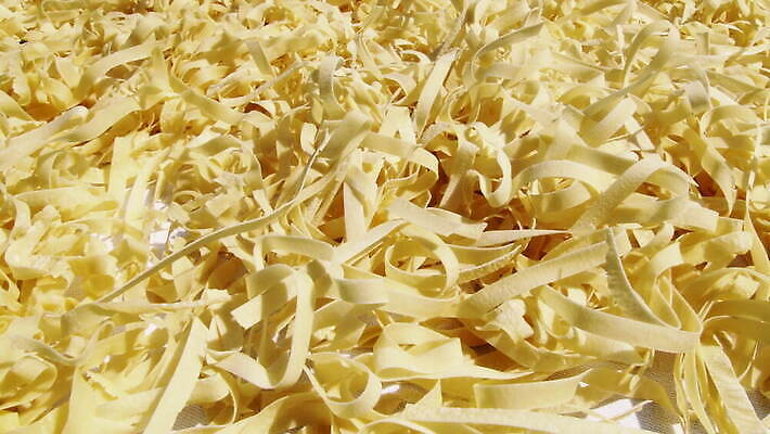 손 줄 음식 빵 탁자 주택 건조 파스타 건강 스파게티 사람없음 햇빛 노란색 이탈리아 면 업무 수프 자르기 시리얼 반죽 밀가루 라비올리 라자냐 마카로니 이스트 핸드메이드 토르텔리니 4K MOV 해외동영상 클립영상 유럽 컬러 가구 모션 서양음식 건물 신체부위 태양 작업 이탈리아음식 가루 동영상 파스타면 파일형식