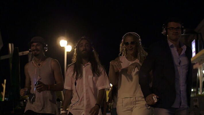 백인 행복 음악 이어폰 여행 모바일 거리 세포 함께함 미소 웃음 사람 성인 야외 스마트폰 핸드폰 헤드폰 우정 산책 기쁨 춤 도시 4 그룹 야간 흥분 오디오 무료 부주의 유흥 MOV 해외동영상 슬로모션 클립영상 자연요소 서양인 감정 음향기기 컨셉 문화예술 휴식 촬영기법 표정 친구 전자제품 스마트기기 숫자 동영상 파일형식