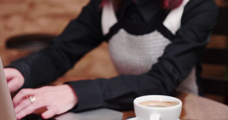 여자 남자 행복 커피 40대 이동 비즈니스 모바일 세포 미소 사람 성인 사람없음 금융 스마트폰 핸드폰 상점 디지털 식당 카페 신용카드 지갑 구매 웨이터 무선전화기 고객 서비스 전자 결제 서빙 바리스타 질서 체크아웃 터미널 4K MOV 해외동영상 클립영상 직업 감정 음료 중년 컨셉 표정 경제 전자제품 스마트기기 쇼핑 예절 전화기 동영상 파일형식