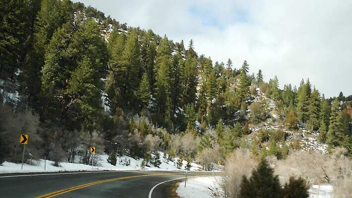 도로 여행 겨울 곡선 자동차 유리 산 항해 사람없음 계곡 미국 운전 자유 고속도로 황무지 분위기 땅 인도인 탈출 산등성이 지역 애리조나 루트 방법 시온산 자동 직진 1인칭시점 4K MP4 해외동영상 클립영상 외국인 시선 계절 길 선 육상교통 컨셉 북아메리카 배_교통 교통시설 모션 재질 동양인 동영상 파일형식