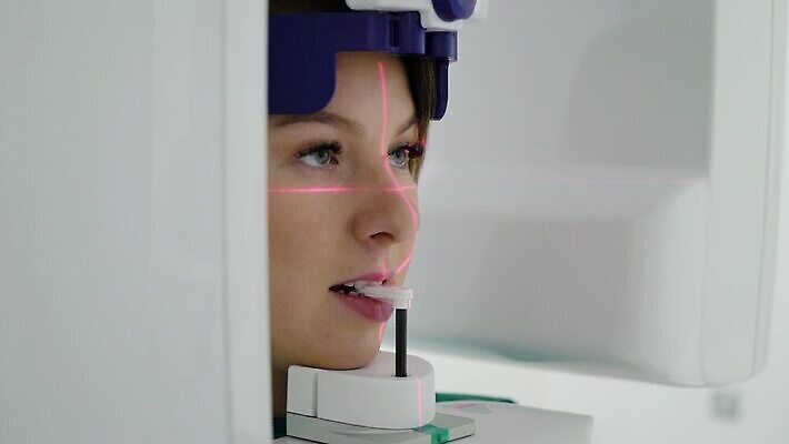 직업 여자 과학 엑스레이 건강 파노라마 치과 병원 한명 치료 사무실 약 디지털 스크린 기계 고통 장비 환자 의사 광선 치아 X 치과의사 외과 돌봄 방사선 스캐너 치아교정 구강학 MOV 해외동영상 클립영상 1 알파벳 감정 비즈니스 의학 모션 촬영기법 사람 의료진 소화기관 교정 동영상 파일형식