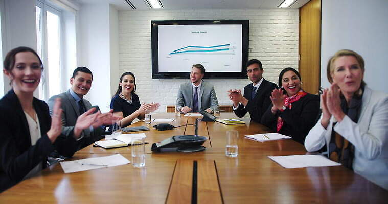 백인 웰빙 응시 여자 노년 남자 행복 중년 가구 사업가 청소년 탁자 성공 영국 잉글랜드 함께함 실내 작업복 미소 앉기 동양인 손짓 여러명 20대 성인 30대 사무실 축하 비즈니스맨 비즈니스우먼 박수 동료 회의실 런던 문서 다인종 혼혈 4K 락다운 MOV 해외동영상 클립영상 서양인 직업 시선 옷 감정 유럽 생활용품 다수 컨셉 비즈니스 관계 모션 표정 사람 인종 청년 내부 장년 직장인 다문화 동영상 파일형식