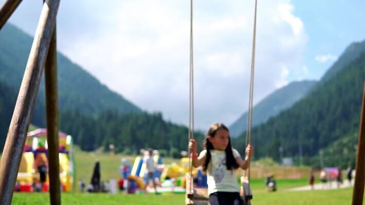 백인 1 라이프스타일 여자 행복 섬 여행 백그라운드 장난 자연 놀이 하늘 휴가 휴식 산 사람 야외 초록색 파란색 활발 기쁨 놀이터 그네 휴양지 내추럴 도미니카공화국 절정 수평선 MP4 해외동영상 슬로모션 클립영상 서양인 감정 컬러 컨셉 촬영기법 생활 장소 남아메리카 생태계 동영상 파일형식