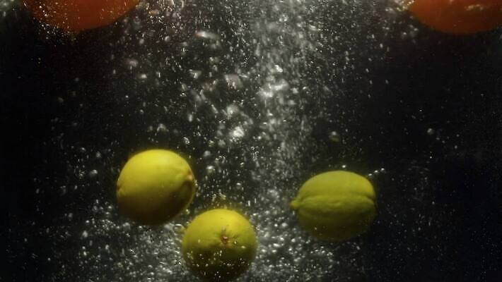 음식 컬러 포즈 백그라운드 이동 컨셉 과일 표면 귤 실내 건강 사람없음 물 빛 반사 검은색 어둠 거품 물방울 신선 원형 액체 닫기 떨어짐 먹기 레몬 분무기 정물화 스플래쉬 4K 유체 MP4 해외동영상 클립영상 자연요소 도형 모션 내부 그림 동영상 파일형식